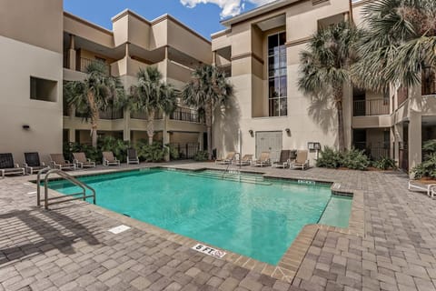 Property building, Day, Swimming pool, Swimming pool, sunbed