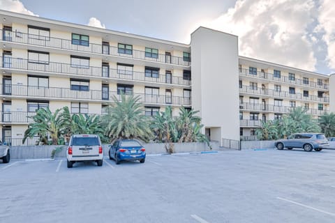 Property building, Facade/entrance, Day