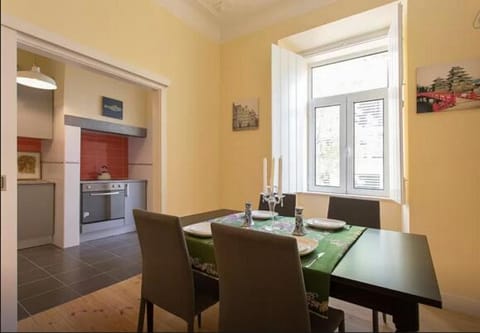 Day, Dining area