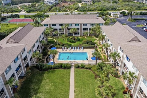 Property building, Day, Natural landscape, Bird's eye view, Pool view, Swimming pool, sunbed