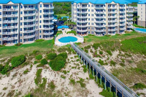 Property building, Day, Bird's eye view, Pool view, Swimming pool