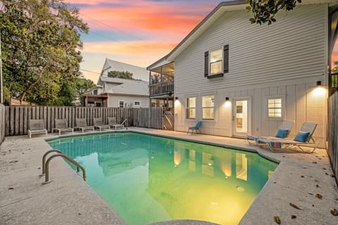 Property building, Day, Balcony/Terrace, Swimming pool, Sunset