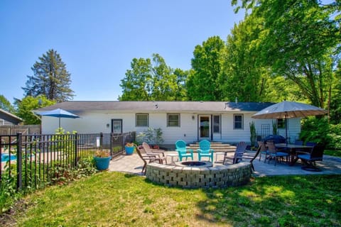 Woodcliff Cottage with Heated Private Pool-Family Friendly House in Holland