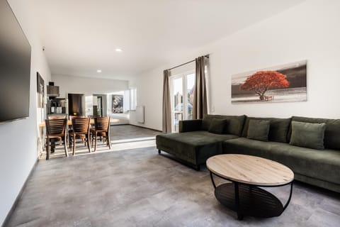 TV and multimedia, Living room, Seating area, Dining area