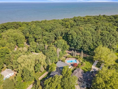 Beautiful Lakescape-4 BR Home with Heated Pool & Rec Space-Family Friendly House in Saugatuck