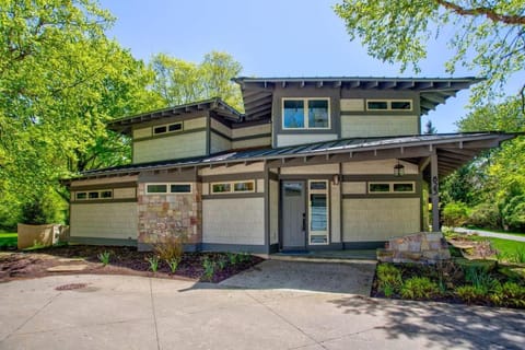 Beautiful Lakescape-4 BR Home with Heated Pool & Rec Space-Family Friendly House in Saugatuck