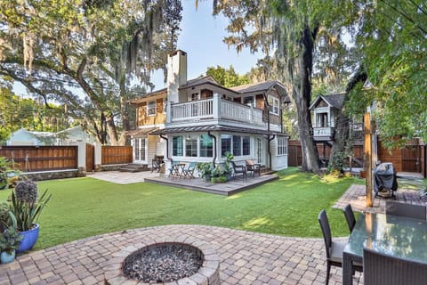 Property building, Patio, Day, Natural landscape