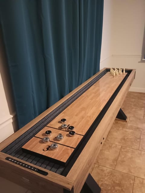 Big saltwater pool, theater room, shuffleboard, electronic darts and basketball House in Hurst