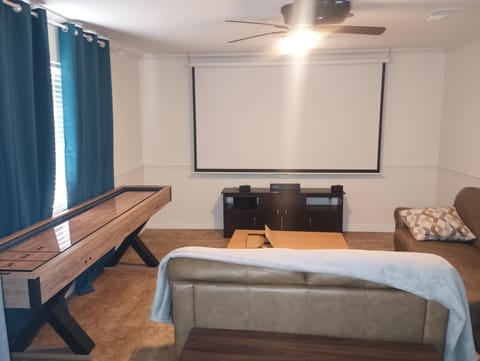 Big saltwater pool, theater room, shuffleboard, electronic darts and basketball House in Hurst