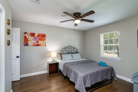 Big saltwater pool, theater room, shuffleboard, electronic darts and basketball House in Hurst