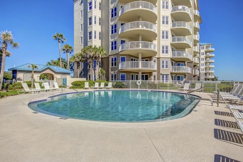 Property building, Day, Swimming pool, sunbed