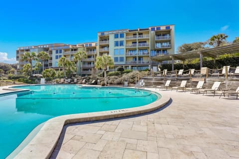 Property building, Day, Swimming pool, Swimming pool, sunbed