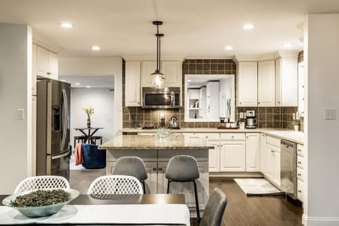 Broad Ripple Falcon Crestview Bungalow-Family Friendly House in Broad Ripple