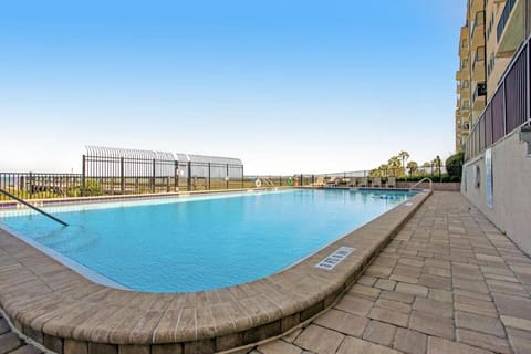 Property building, Day, Pool view, Swimming pool, Swimming pool, sunbed