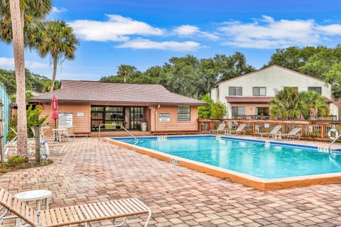 Property building, Day, Swimming pool, Swimming pool, sunbed