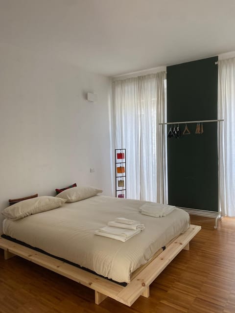 Bed, Bedroom, towels