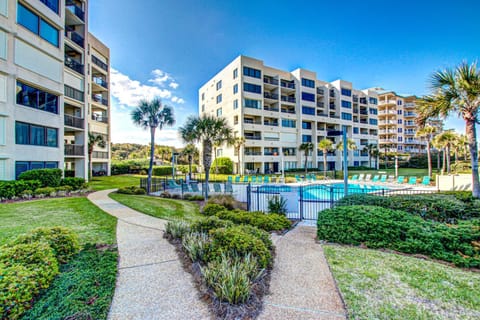 Property building, Day, Swimming pool, Swimming pool, sunbed