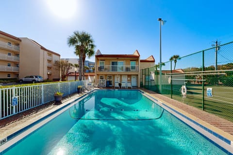 Property building, Day, Swimming pool