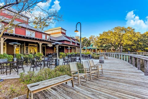 Property building, Restaurant/places to eat, Day