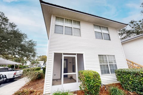 Property building, Facade/entrance, Day