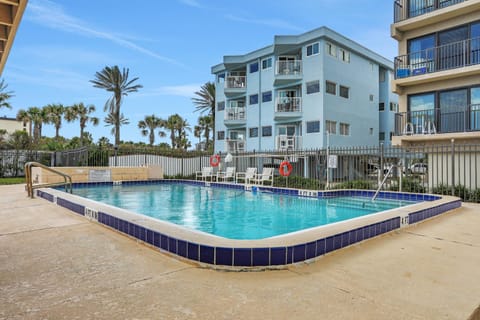 Property building, Day, Swimming pool, Swimming pool