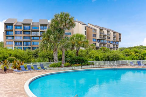 Property building, Day, Swimming pool, sunbed