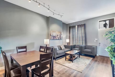 Settle into Soulard 6 beds 2 full baths House in Saint Louis