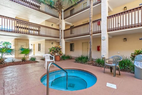Property building, Day, Hot Tub, Balcony/Terrace