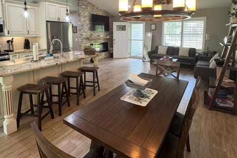 Kitchen or kitchenette, Seating area, Dining area, minibar