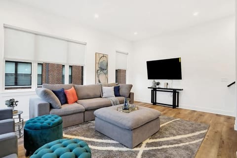 Spacious SoHo-Style Townhouse-Family Friendly House in Indianapolis