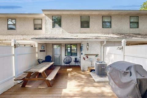 Property building, Patio, Day, Balcony/Terrace, Seating area