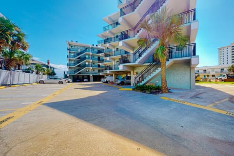Property building, Facade/entrance, Day