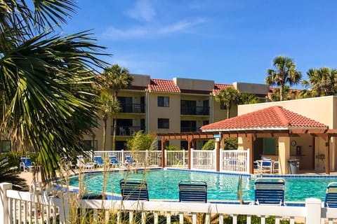 Property building, Day, Swimming pool, Swimming pool, sunbed