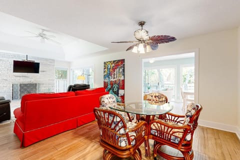 TV and multimedia, Living room, Seating area, Dining area