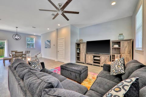 TV and multimedia, Seating area, fireplace