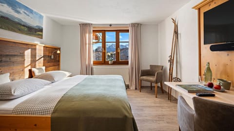 Bed, TV and multimedia, Photo of the whole room, Bedroom, Mountain view