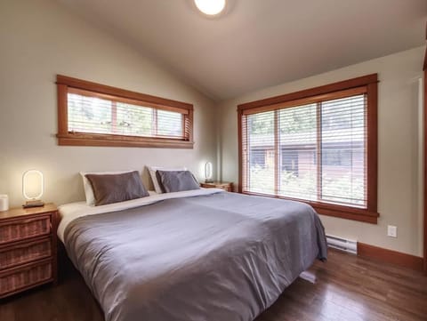 Going Coastal AB - Oceanfront - Pet Friendly House in Cowichan Valley