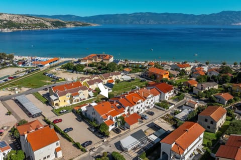 Bird's eye view, Location