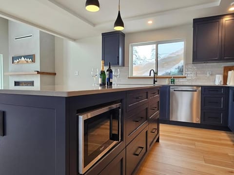 Hot Tub - Sleep 12 - EV Charger J1772 - Forest View - Pet Friendly House in Vancouver Island