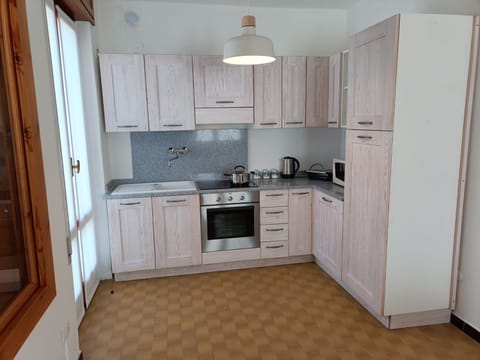 Coffee/tea facilities, Kitchen or kitchenette, oven, stove, toaster