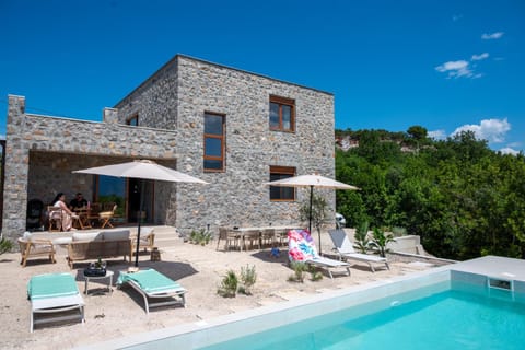 Property building, Day, Swimming pool