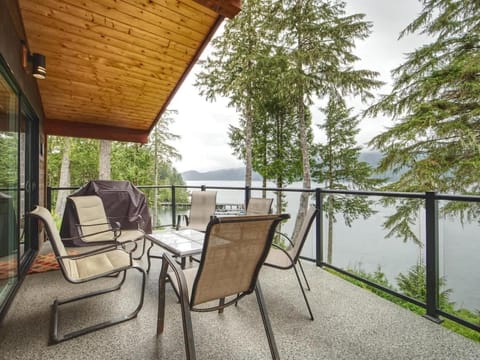 Oceanfront view - Pet Friendly - Sleep 8 House in Cowichan Valley