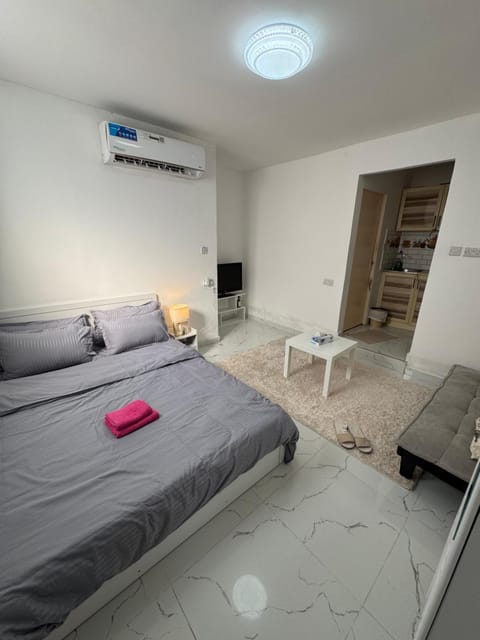 Bed, Living room, Photo of the whole room, Seating area, Bedroom, towels, air conditioner