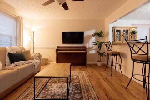 5BR Johnson City Fenced Yard Firepit Sleeps 8 House in Johnson City