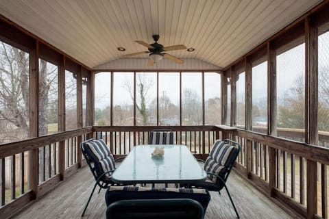 5BR Johnson City Fenced Yard Firepit Sleeps 8 House in Johnson City