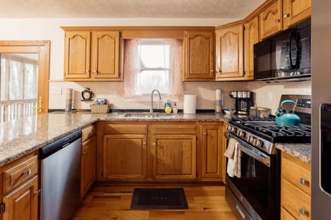 5BR Johnson City Fenced Yard Firepit Sleeps 8 House in Johnson City