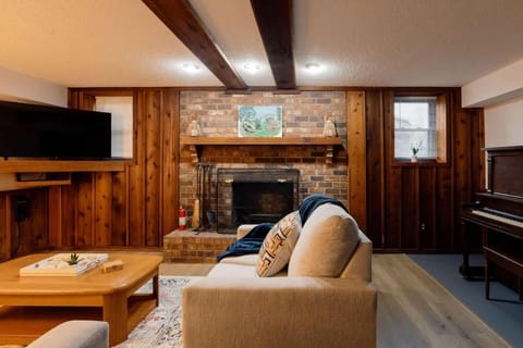 5BR Johnson City Fenced Yard Firepit Sleeps 8 House in Johnson City