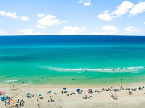 Day, People, Natural landscape, Beach, Sea view, group of guests, sunbed