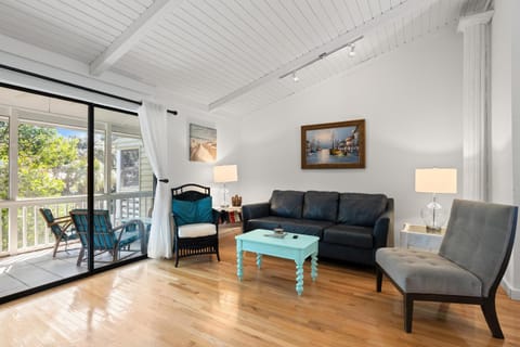 View (from property/room), Balcony/Terrace, Living room, Decorative detail, Seating area