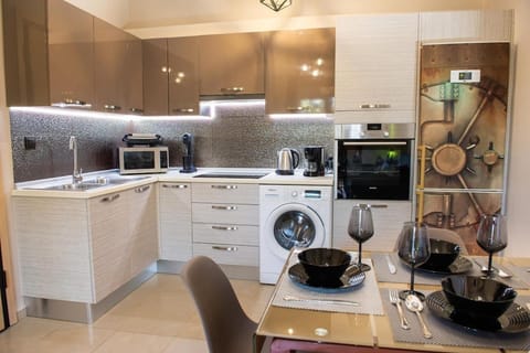 Kitchen or kitchenette, Dining area, oven, stove, toaster, washing machine
